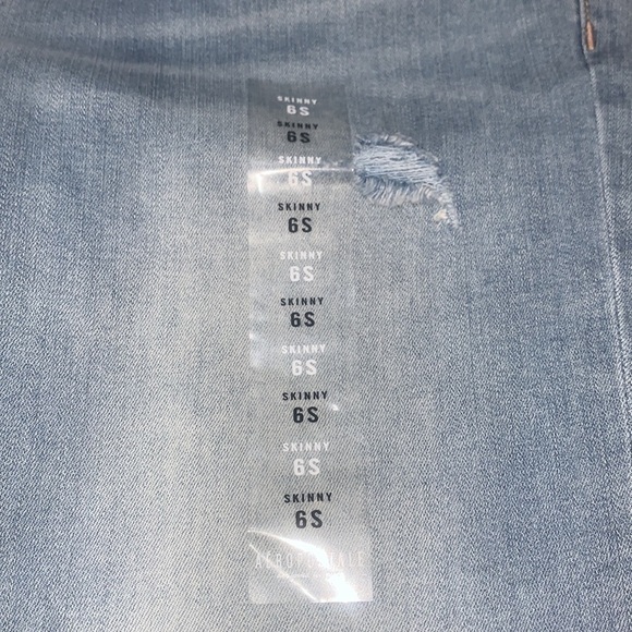 Aeropostale Distressed Light Washed Low Rise Skinny Jeans - Picture 9 of 13